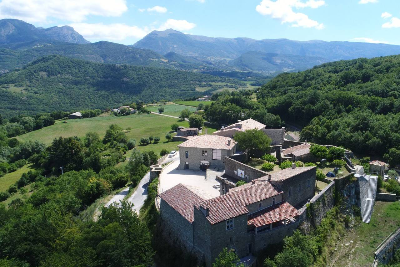 Vue aérienne du Château du Poët-Célard