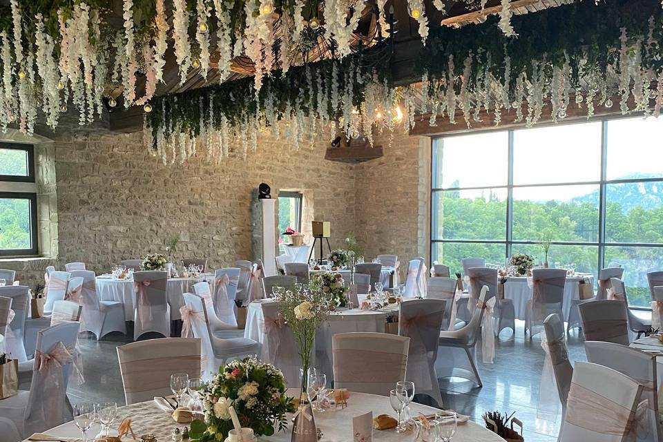 Grande salle en pierres apparentes